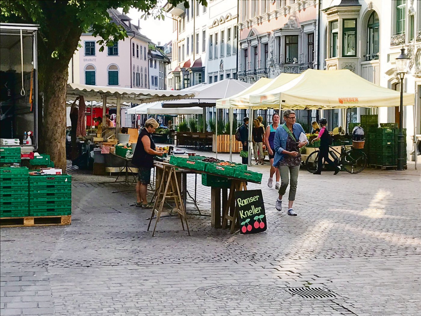 Hier trifft man sich: Der überschaubare Schaffhauser Wochenmarkt ist an der Vordergasse zu finden, mit mehreren Cafés in der Nähe.(Bilder Alexandra Stückelberger)