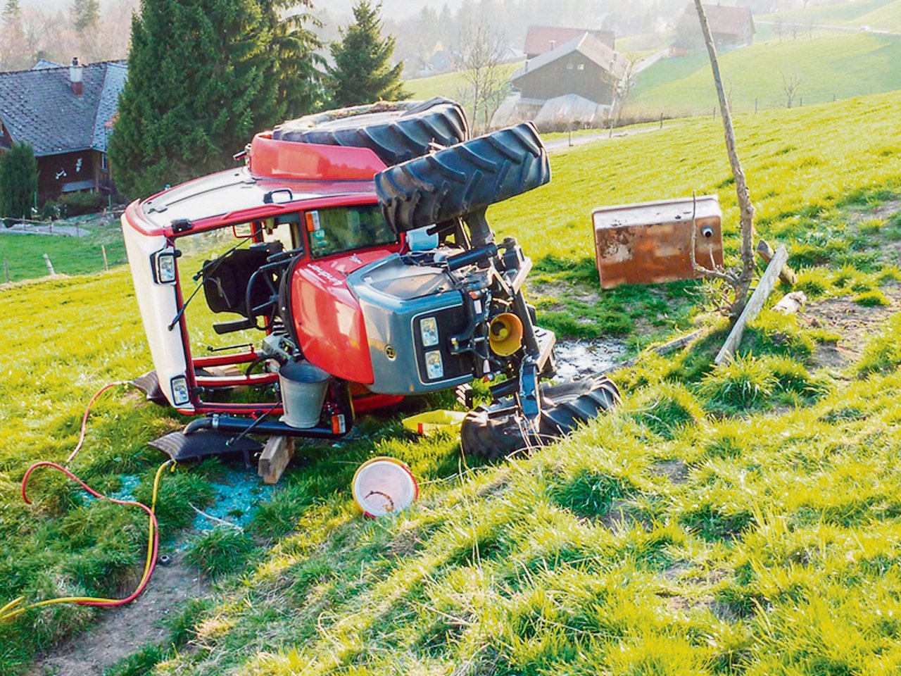 Unfälle auf dem Hof gelten als Nichtberufsunfälle. Sie sind erst gedeckt, wenn der Landwirt mindestens acht Stunden/Woche bei einem Arbeitgeber angestellt ist. (Bild Kapo St. Gallen)