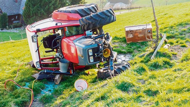 Unfälle auf dem Hof gelten als Nichtberufsunfälle. Sie sind erst gedeckt, wenn der Landwirt mindestens acht Stunden/Woche bei einem Arbeitgeber angestellt ist. (Bild Kapo St. Gallen)
