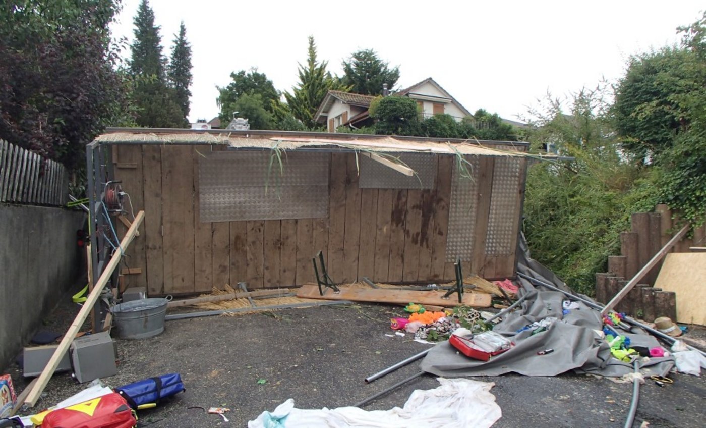 Der gekippte Anhänger auf der stark abschüssigen Strasse in Wohlen AG. (Bild Kapo Aargau)