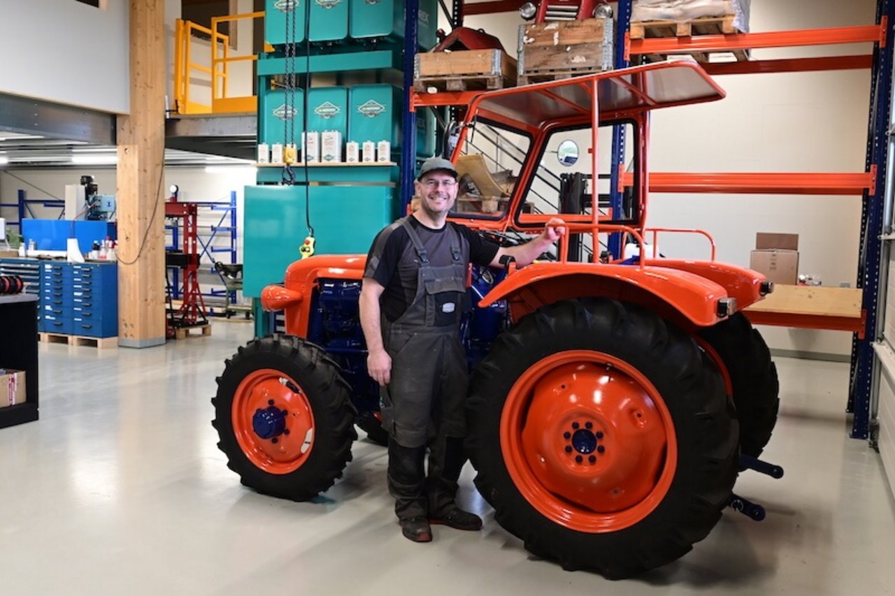Markus Büchler und sein Team haben bereits zwischen 15 und 20 Oldtimer-Traktoren repariert und restauriert. Zudem kann er Traktoren für die Motorfahrzeugkontrolle fit machen und diese auch gleich stellen. (Bild Jasmine Baumann)