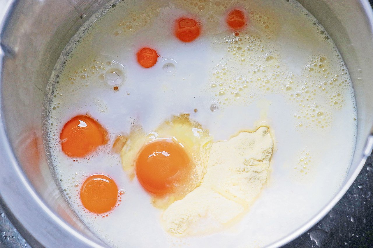 Aus Eiern, Flüssigkeit, Mehl und Salz entsteht der Teig. Oben rechts ist das Knöpflisieb im Einsatz, unten links werden Gnocchi mit der Schere aus dem Spritzsack ins kochende Wasser portioniert. Es gibt schnellere Mahlzeiten – aber das Resultat überzeugt. (Bilder Ruth Aerni)