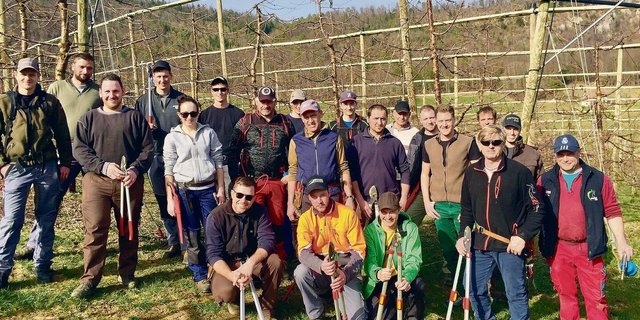 Im Lauf der verschiedenen Jahreszeiten übten die Absolvent(innen) ihr Können auch in der Praxis, auf dem Bild zusammen mit Kursleitern.