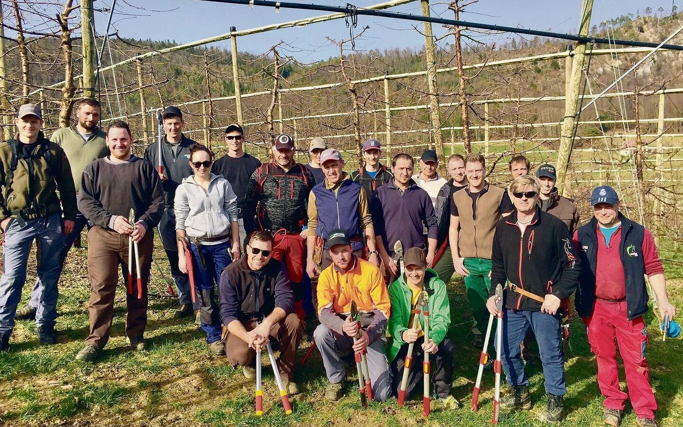 Im Lauf der verschiedenen Jahreszeiten übten die Absolvent(innen) ihr Können auch in der Praxis, auf dem Bild zusammen mit Kursleitern.