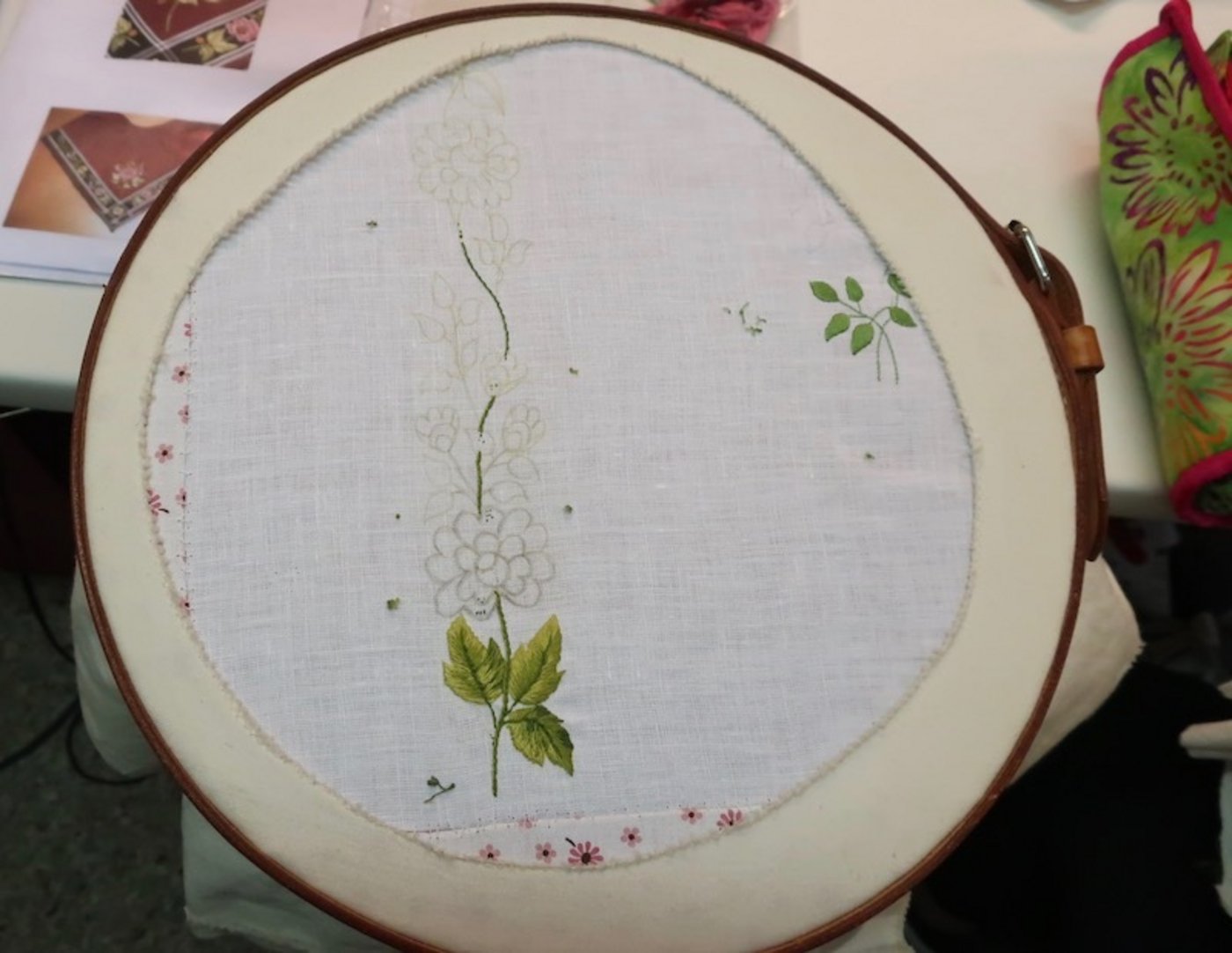 Üben des Sujets für ein Mailändertuch für die basellandschaftliche Festtagstracht. Die Stickerei sieht am Schluss wie gemalt aus, deshalb wird die Technik auch Nadelmalerei genannt.