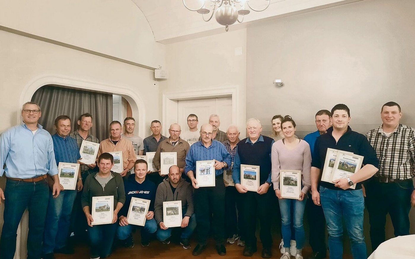 Für die Besitzer(innen) von Kühen mit 100 000 Kilo Milch Lebensleistung gab es eine Auszeichnung.