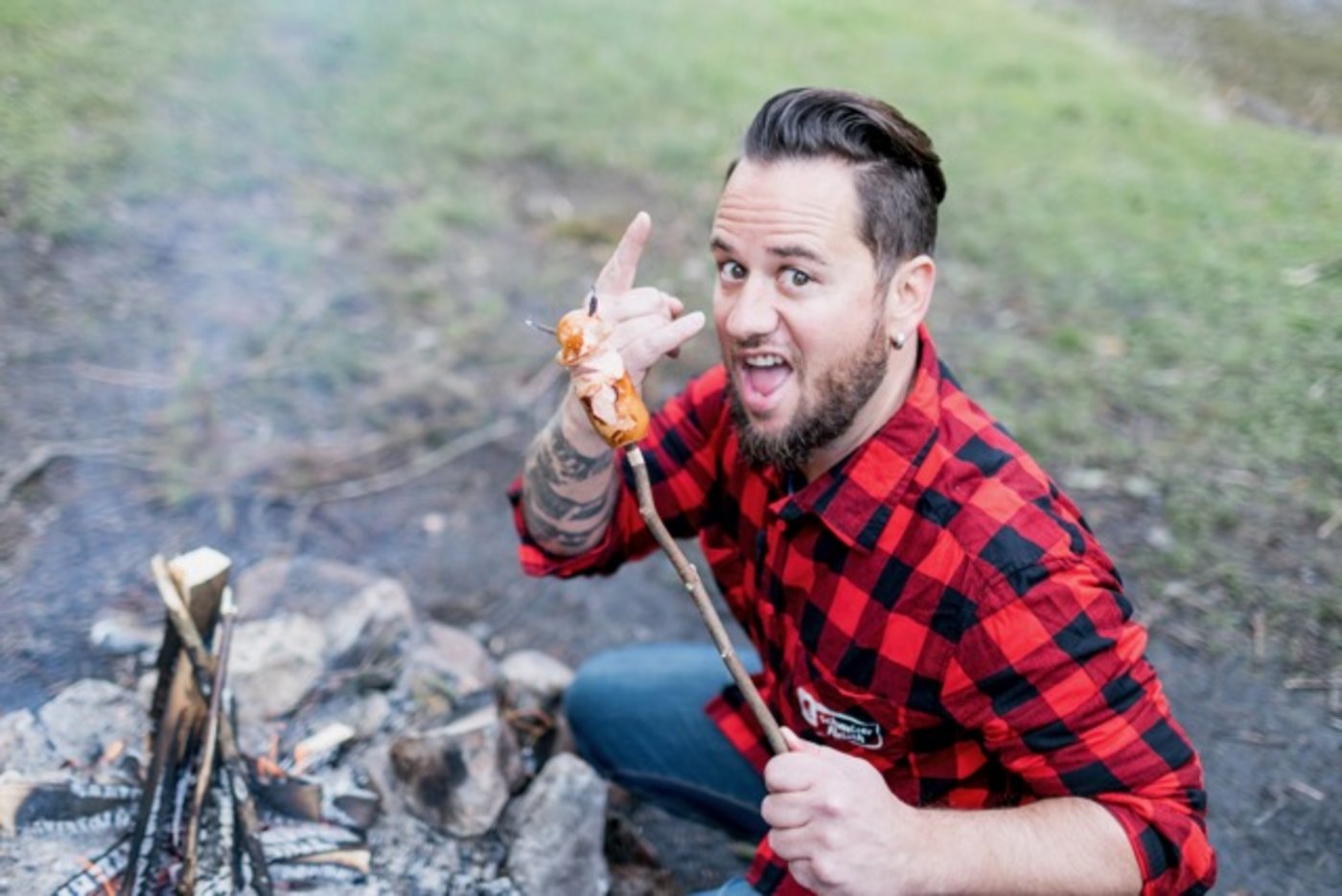 Fans können laut Pressemitteilung von Proviande im neuen Jahr mit dem Sänger Cervelas grillen.