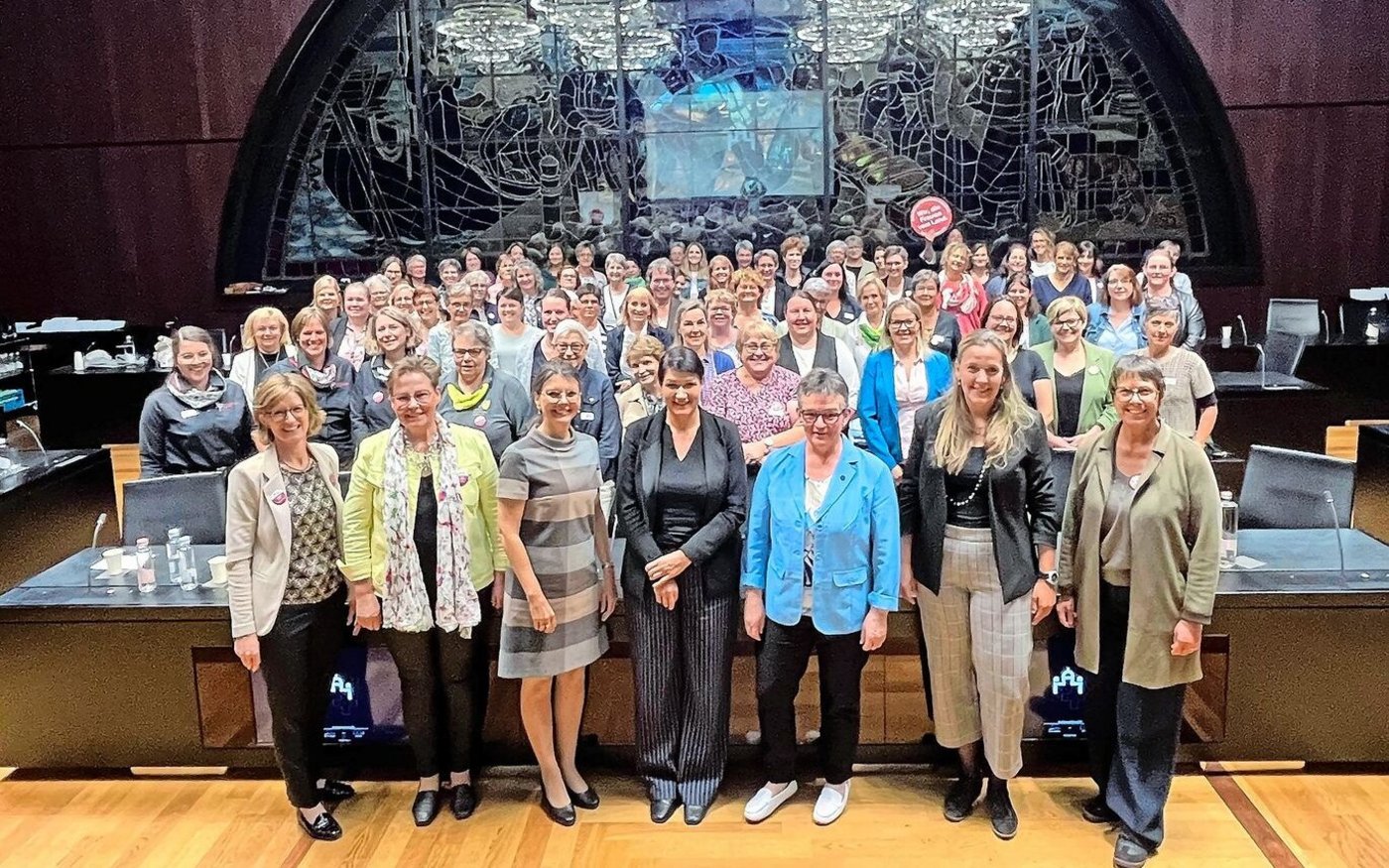 Vorn (v. l.): Kathrin Bieri, Gabi Schürch (SBLV), Regina Durrer, Christine Badertscher, Vroni Thalmann, Katja Riem, Anne Challandes (SBLV).