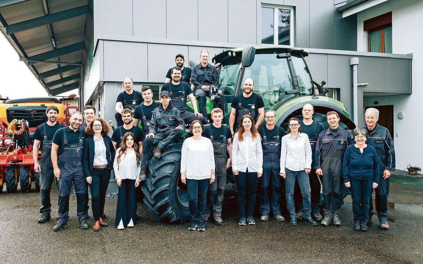 Käthi und Ludwig Keller (rechts aussen) mit Team: Das Paar hat während mehr als 40 Jahren die Dorfschmitte Nussbaumen zum modernen Landmaschinenunternehmen weiterentwickelt. 