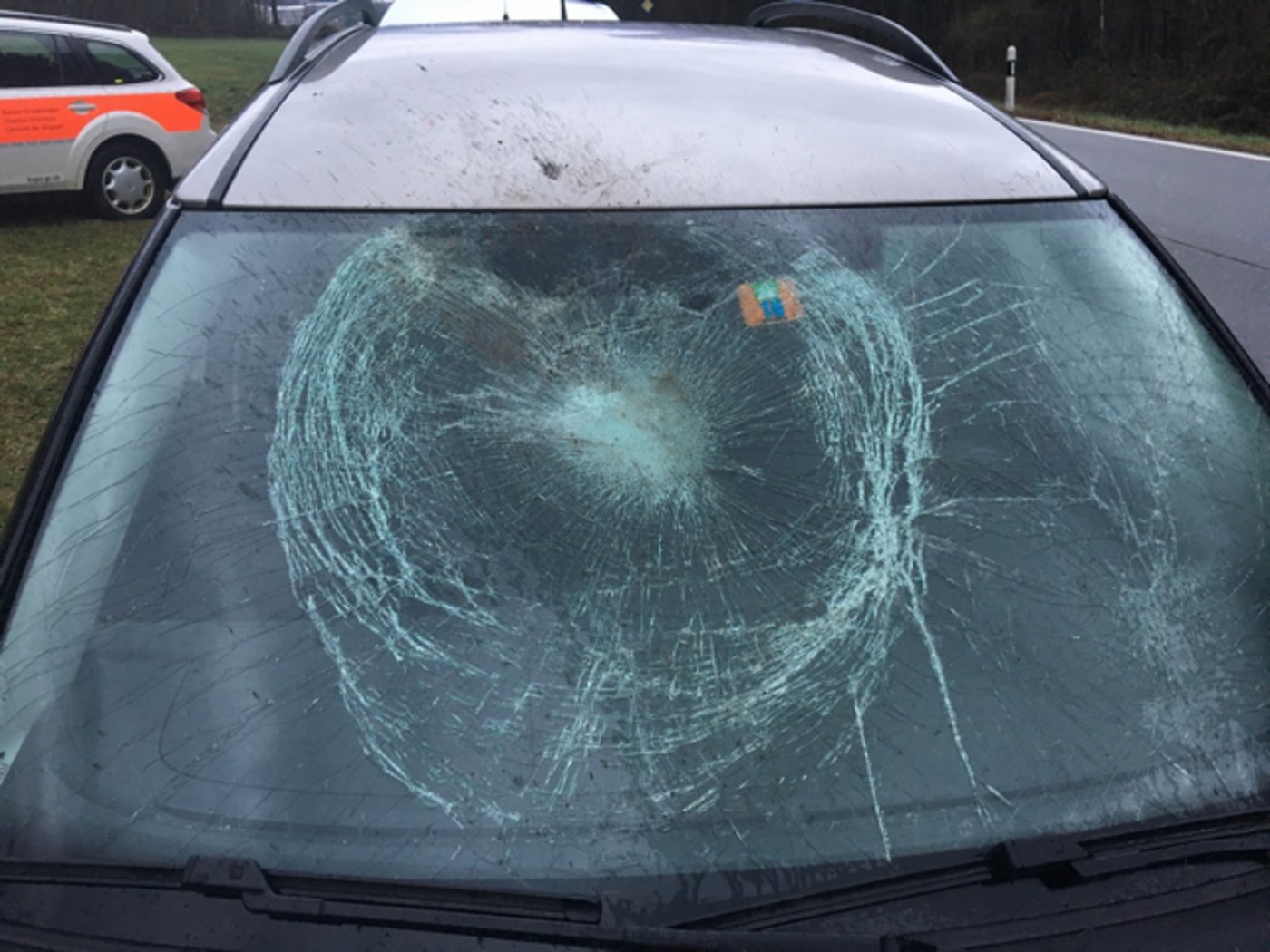 Schaden an einem in die Kollision involvierten Auto. (Bild Kapo GR)