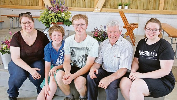 Beatrice Hengartner- Beatrice Hengartner-Probst (links) bezeichnet sich als ausgesprochenen Familienmenschen. Neben Ehemann Stephan (2. v. r.) sind (v. l.) die Kinder Jan, Matthias und Tanja auf dem Bild. Einzig Caroline fehlt.