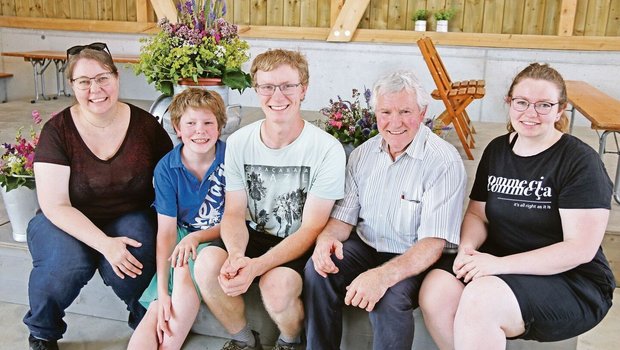 Beatrice Hengartner- Beatrice Hengartner-Probst (links) bezeichnet sich als ausgesprochenen Familienmenschen. Neben Ehemann Stephan (2. v. r.) sind (v. l.) die Kinder Jan, Matthias und Tanja auf dem Bild. Einzig Caroline fehlt.