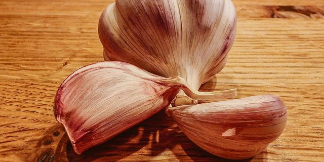 Knoblauch gehört in viele Küchen. Er soll gegen Viren, Bakterien und Pilze wirken.