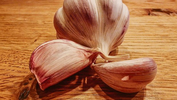 Knoblauch gehört in viele Küchen. Er soll gegen Viren, Bakterien und Pilze wirken.