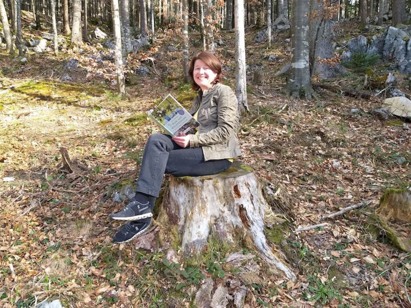 Freudig blättert Edith Aschwanden im Landliebe-Buch, das soeben herausgekommen ist. (Bild Edith Aschwanden)