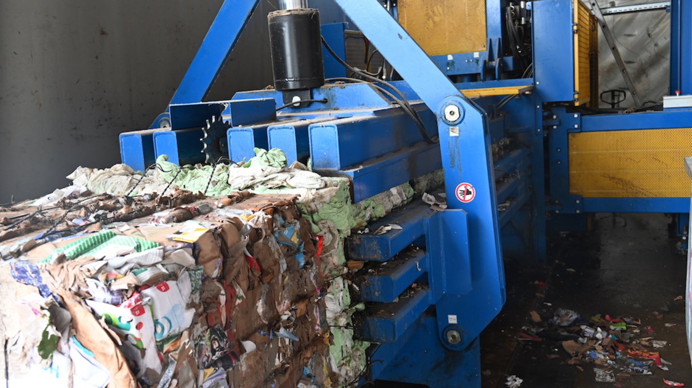 Was zum Schluss raus kommt, egal ob Landwirtschaftsfolien oder Karton in die Presse gegeben wird, sind grosse Würfel. 