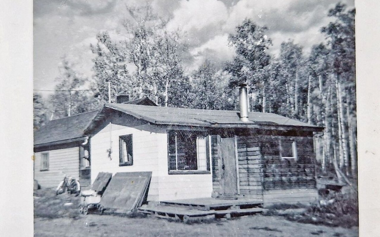 Das bescheidene Häuschen der Familie im Sommer 1965. Der Brand fand im Kamin des hinteren Hauses statt.