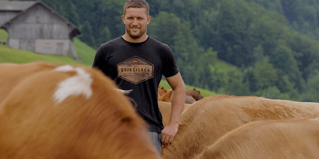 Mathis Marcel auf seinem Betrieb in Bürgen NW. (Bild Flavian Cajacob)