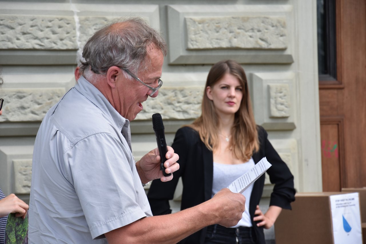 Willy Cretegny präsentiert vor dem Bundeshaus nochmals seine Meinung bezüglich dem Freihandelsabkommen. (Bild Sera Hostettler) 