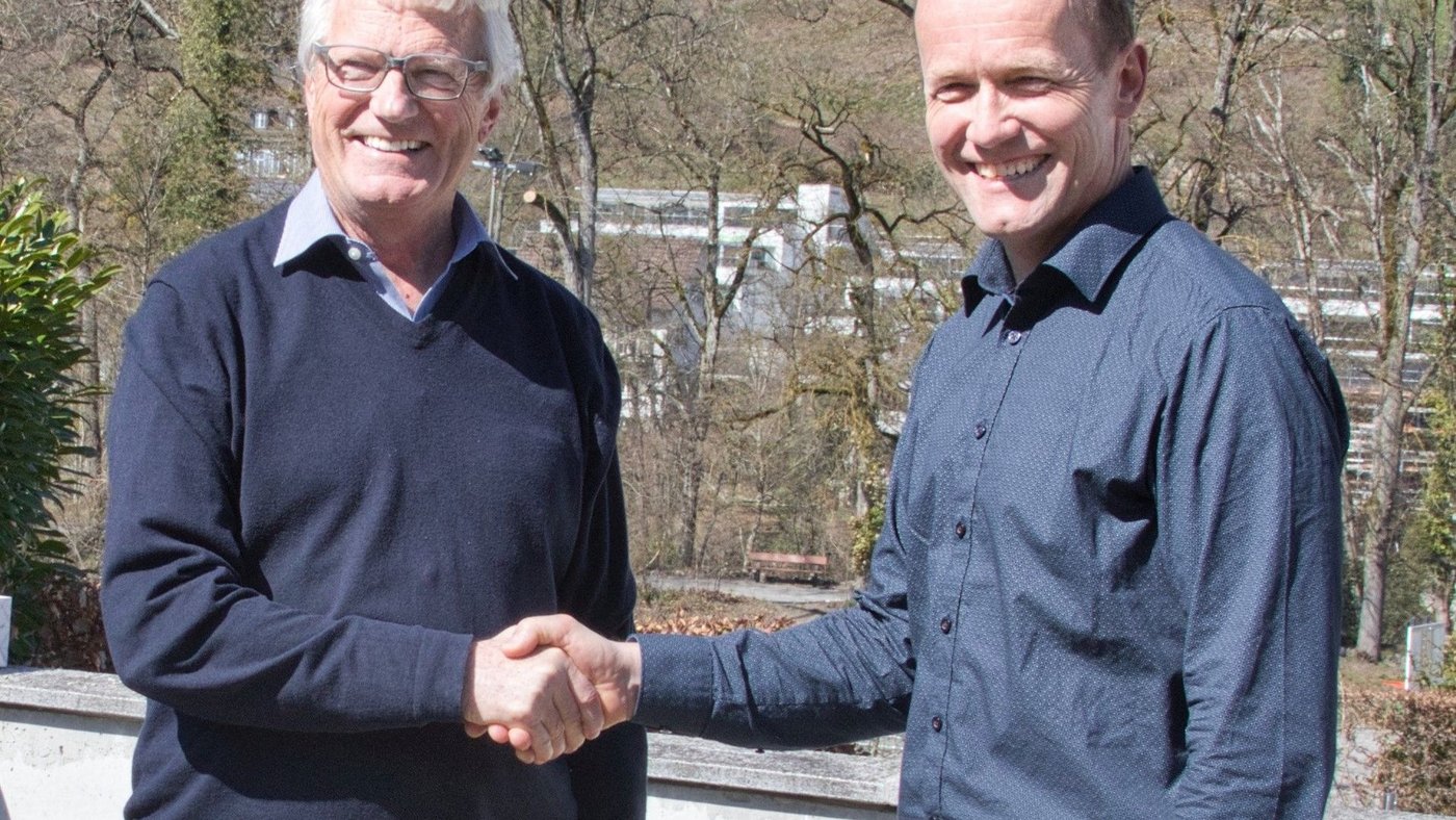 Sepp Zwyssig (links) mit seinem Nachfolger Jakob Lütolf. (Bild Stiftung Landwirtschaft und Behinderte)