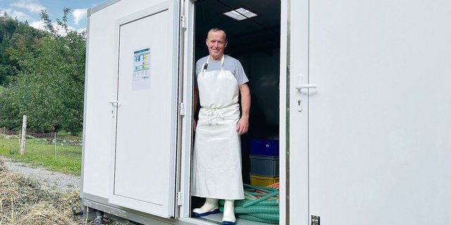 Das MZM-Geflügelschlachtmobil wird für Marcel Lusti demnächst zum Vollzeitjob. Schlachten und Zerteilen ist durch eine Wand und einen separaten Eingang getrennt.