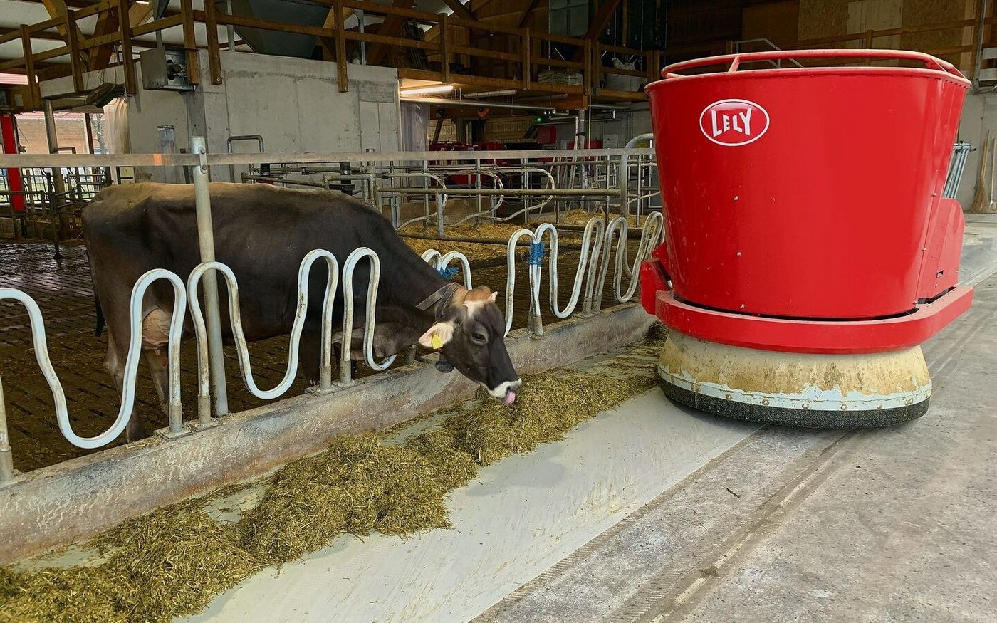 Selbstfahrende Fütterungsroboter wie der Vector von Lely kosten – können aber auch grosse Einsparungen ermöglichen.