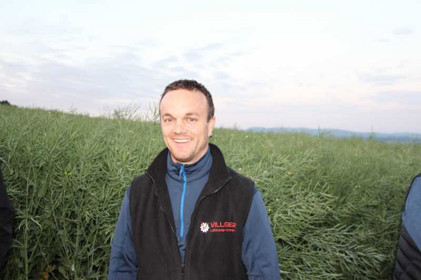 Landwirt und Lohnunternehmer Marcel Villiger steht vor dem Raps der Sorte Trezzor auf dem Tönihof. Der Raps verspricht eine reiche Ernte. (Bild rü)