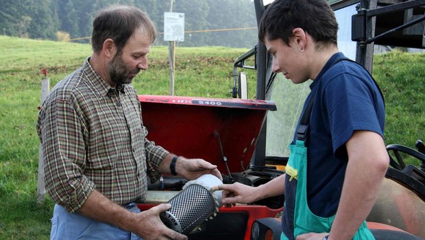 Austausch zwischen Lehrling und Lehrmeister: Die Arbeit mit Maschinen, Natur und Tieren macht Landwirt(in) EFZ zu einem attraktiven Beruf. Im aktuellen Jahr endet aber der Aufwärtstrend bei den Lernendenzahlen. (Bild zVg)