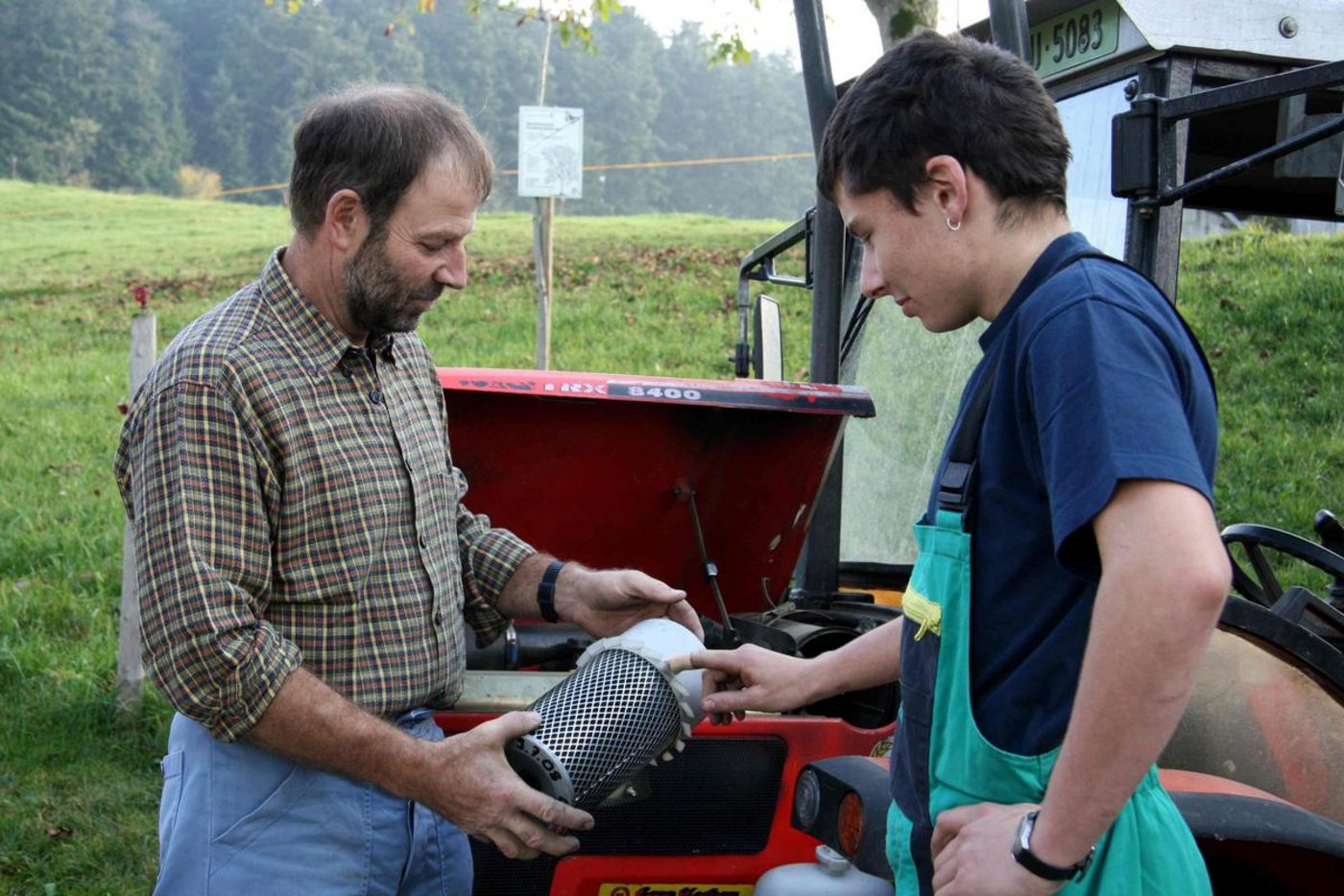Austausch zwischen Lehrling und Lehrmeister: Die Arbeit mit Maschinen, Natur und Tieren macht Landwirt(in) EFZ zu einem attraktiven Beruf. Im aktuellen Jahr endet aber der Aufwärtstrend bei den Lernendenzahlen. (Bild zVg)