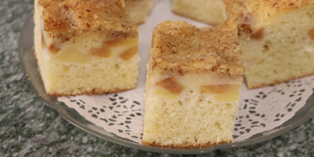 Quittenkuchen mit Streusel: In der doppelten Menge zubereitet, wird er zum Blechkuchen und zum Servieren in Würfel geschnitten. (Bild Ruth Aerni)