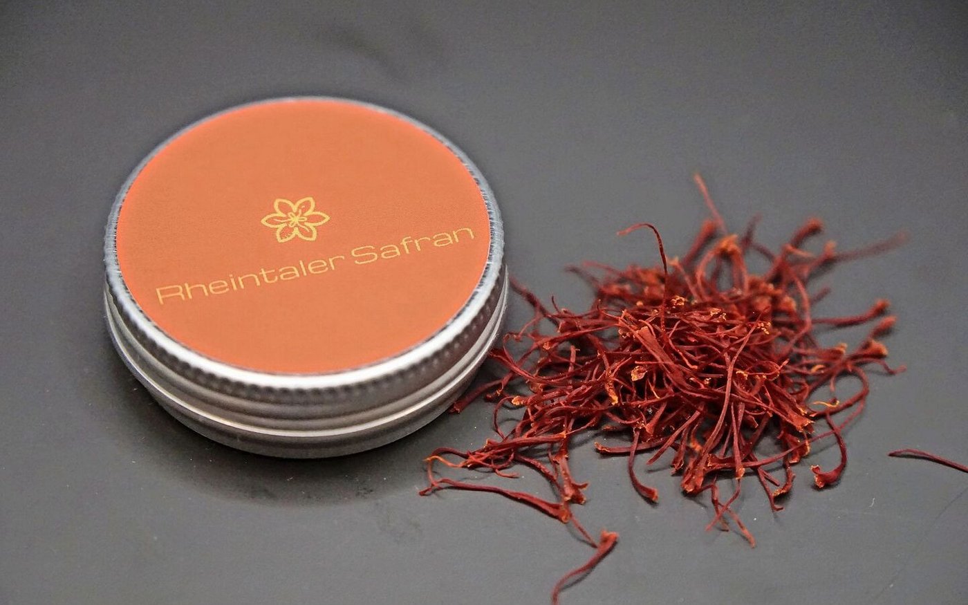Rund 200 Blüten ergeben gerade einmal ein Gramm an Stempelfäden, diese werden getrocknet und verkauft. Ein Gramm Rheintaler Safran kostet 74 Franken. 