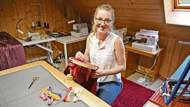 Auch Sticken gehört bei der Arbeit von Regina Krummenacher dazu. Etwa Blumenmuster für Täschli. 