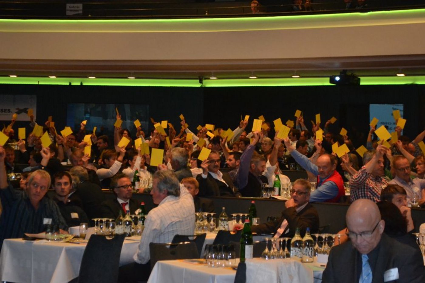 ... zu den Sparplänen bei der Landwirtschaft im Bundesbudget wurde von den Delegierten einstimmig angenommen. Vier Personen ...