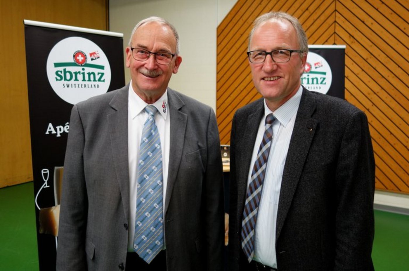 Franz Brun (links) mit seinem Nachfolger Peter Hegglin. (Bild Sbrinz) 
