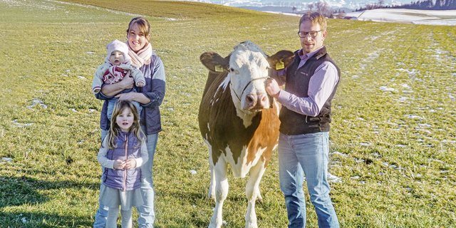 Daniela und Adrian Stotzer mit den Kindern Murielle und Flavia. An der Halfter die Kuh Stotzer Goran Sidney, welche mit fünf Jahren schon viermal abgekalbt hat. (Bilder Peter Fankhauser)