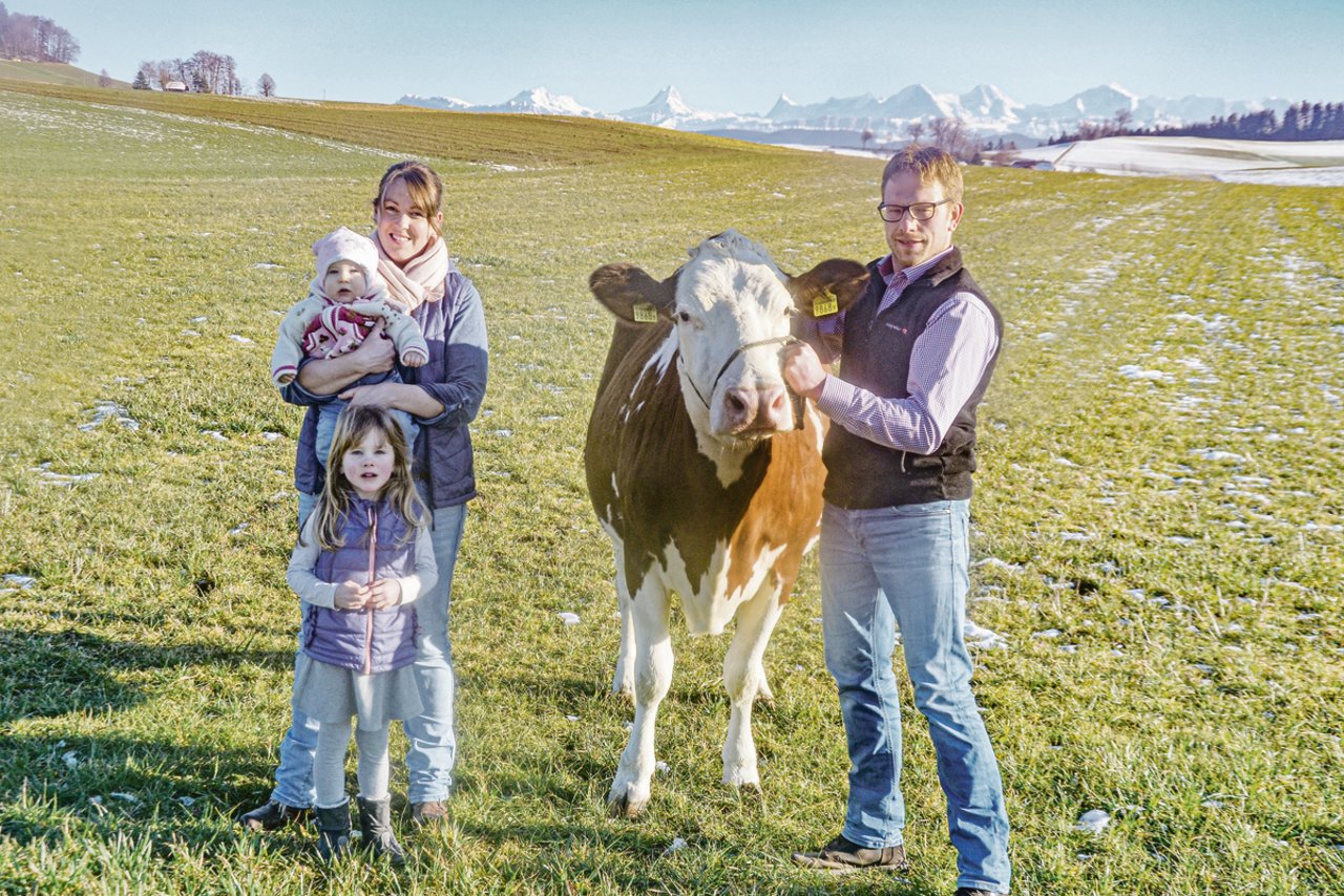 Daniela und Adrian Stotzer mit den Kindern Murielle und Flavia. An der Halfter die Kuh Stotzer Goran Sidney, welche mit fünf Jahren schon viermal abgekalbt hat. (Bilder Peter Fankhauser)