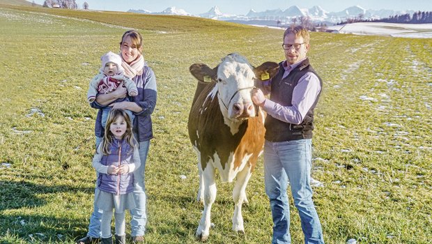 Daniela und Adrian Stotzer mit den Kindern Murielle und Flavia. An der Halfter die Kuh Stotzer Goran Sidney, welche mit fünf Jahren schon viermal abgekalbt hat. (Bilder Peter Fankhauser)