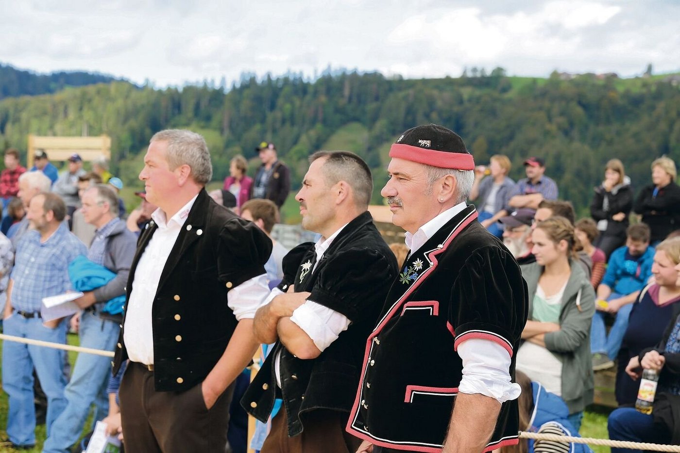 Egal, welchen Namen der Besitzer der Kuh hatte, Werner Walter, hier mit seinen Kollegen Niklaus Berger und Hansueli Lüthi, (v. r. n. l.) in Röthenbach, stellte immer die schönste Kuh, die dem Zuchtziel am nächsten kam, an erste Stelle. 