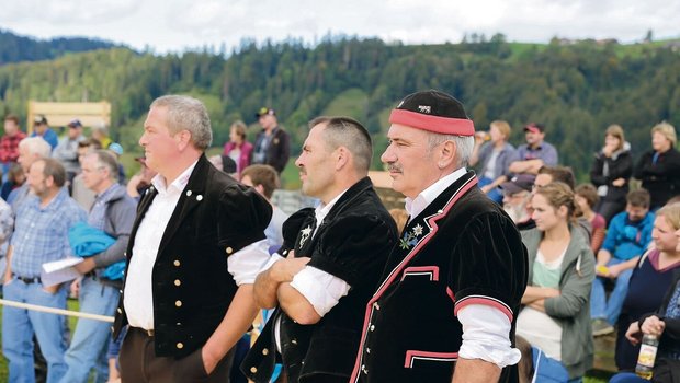 Egal, welchen Namen der Besitzer der Kuh hatte, Werner Walter, hier mit seinen Kollegen Niklaus Berger und Hansueli Lüthi, (v. r. n. l.) in Röthenbach, stellte immer die schönste Kuh, die dem Zuchtziel am nächsten kam, an erste Stelle. 