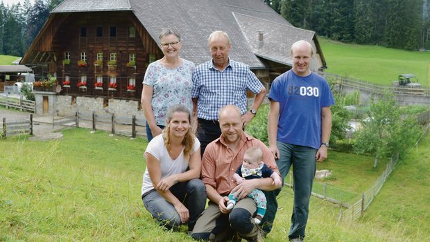 Trudi und Christian Siegenthaler mit ihren Söhnen Simon und Ueli. Ueli und seine Partnerin Marianne mit dem gemeinsamen Sohn Tim – das junge Paar wird auf den 1. Januar den Betrieb übernehmen.