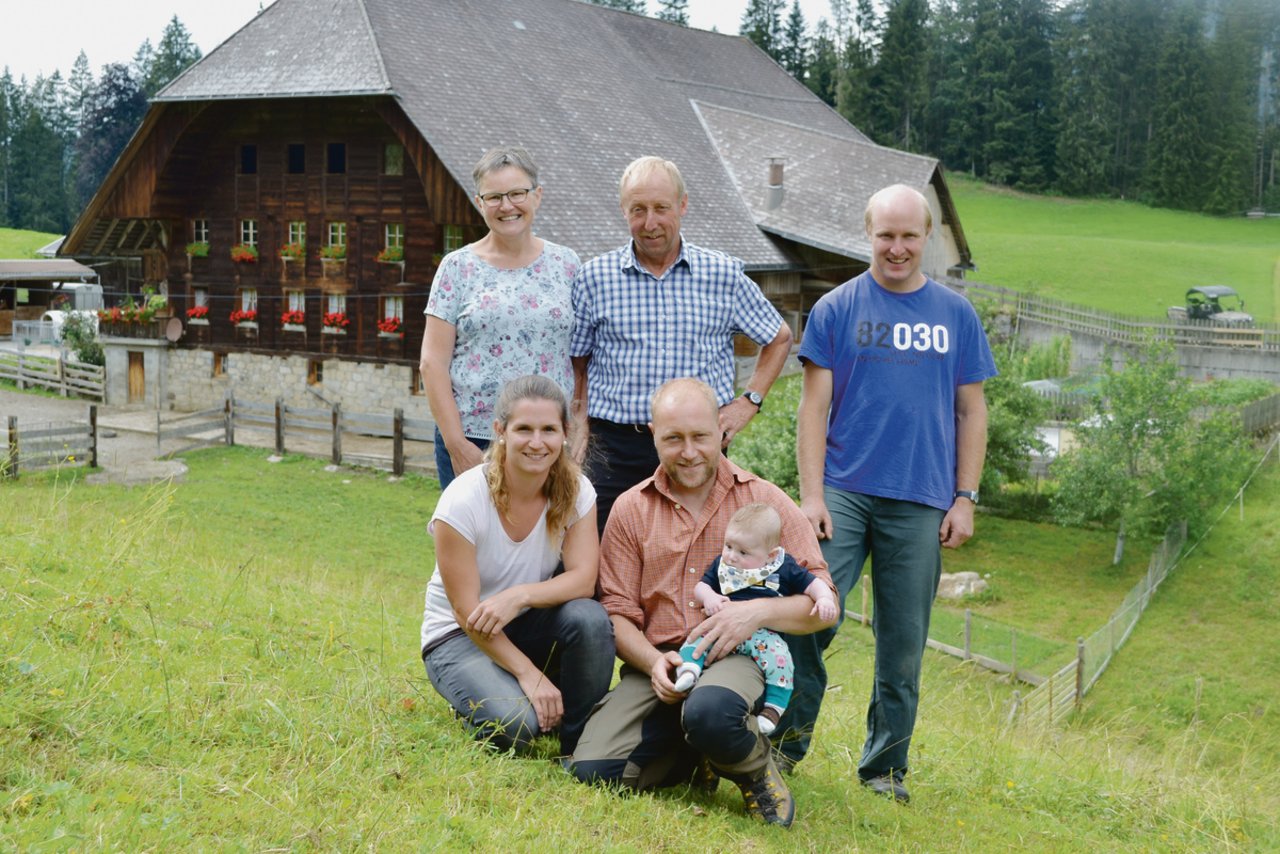Trudi und Christian Siegenthaler mit ihren Söhnen Simon und Ueli. Ueli und seine Partnerin Marianne mit dem gemeinsamen Sohn Tim – das junge Paar wird auf den 1. Januar den Betrieb übernehmen.