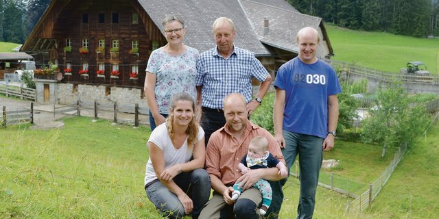 Trudi und Christian Siegenthaler mit ihren Söhnen Simon und Ueli. Ueli und seine Partnerin Marianne mit dem gemeinsamen Sohn Tim – das junge Paar wird auf den 1. Januar den Betrieb übernehmen.