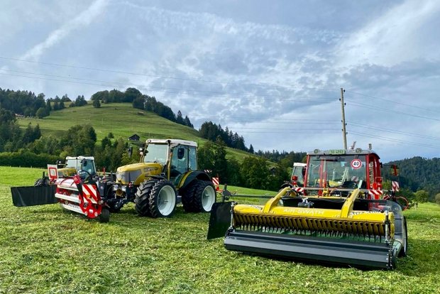 Rigitrac fährt mit seinen Traktoren SKH 75 und SKH 150 steil aufwärts Impression von den Rigitrac-Feldabenden im August 2020. (Bild: Rigitrac)