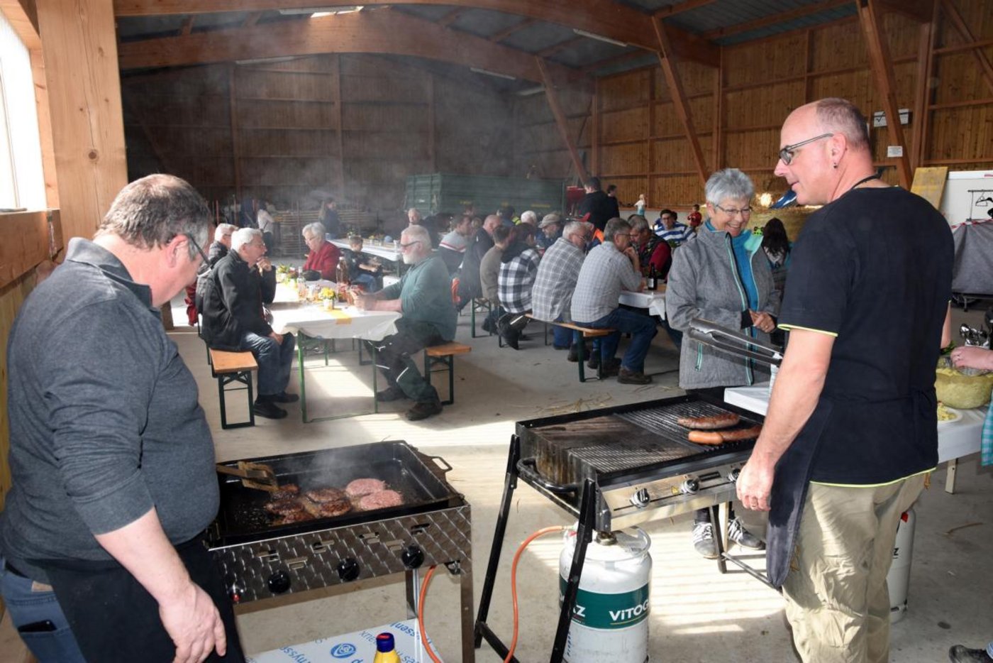 Die beiden Grillmeister arbeiten auf Hochtouren und geben ihr Bestes.