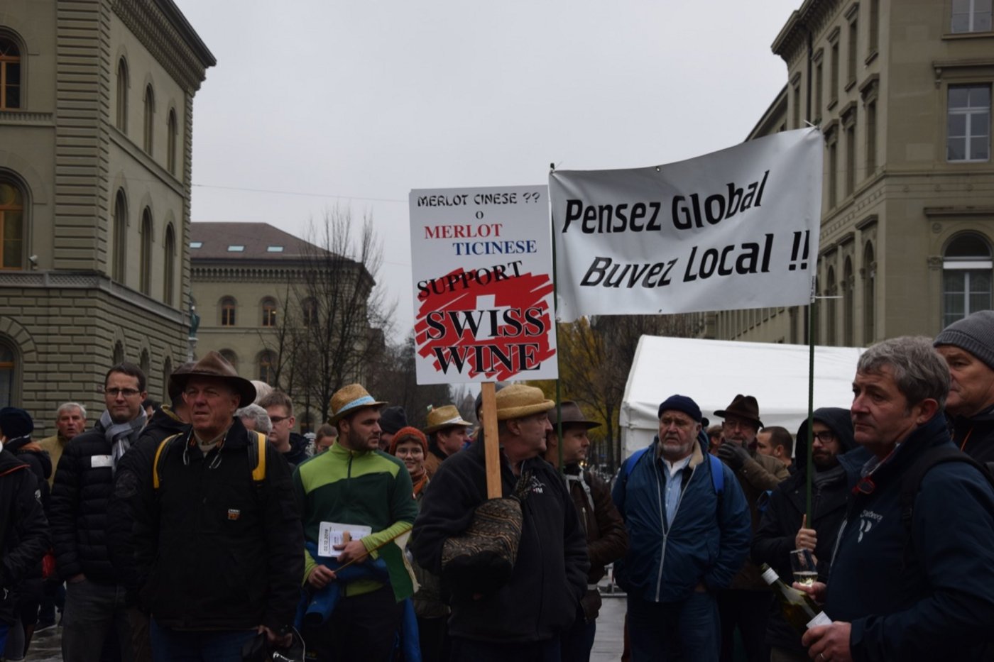 "Denkt global, trinkt lokal" lautete die Aufschrift auf einem Transparent. 