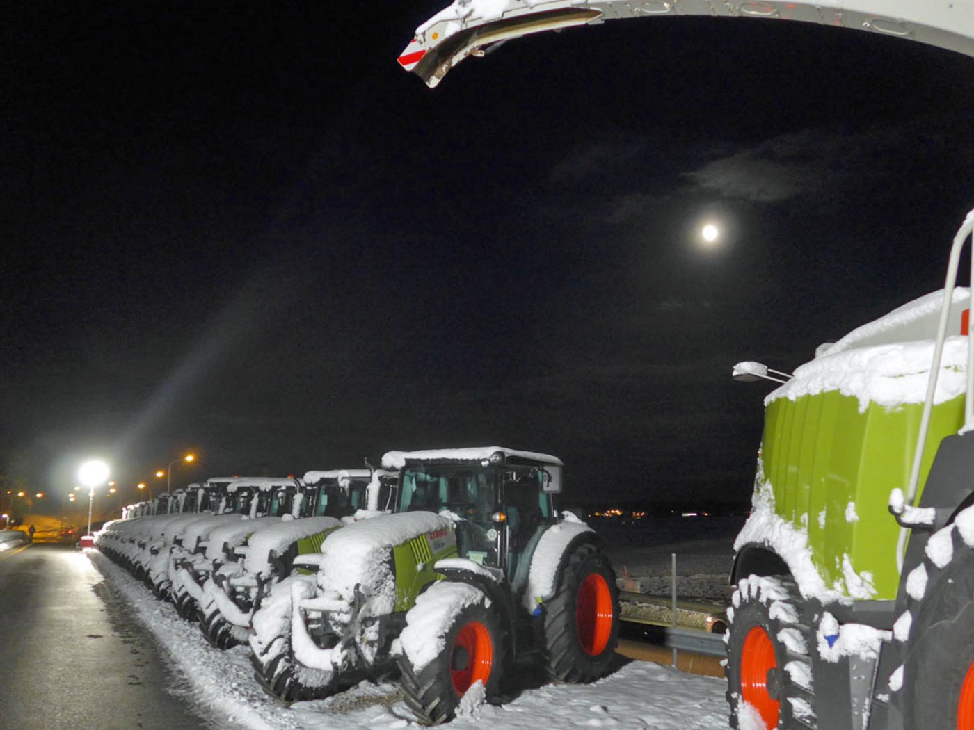 Die Traktoren warten im Schnee auf das Publikum. (Bild akr)