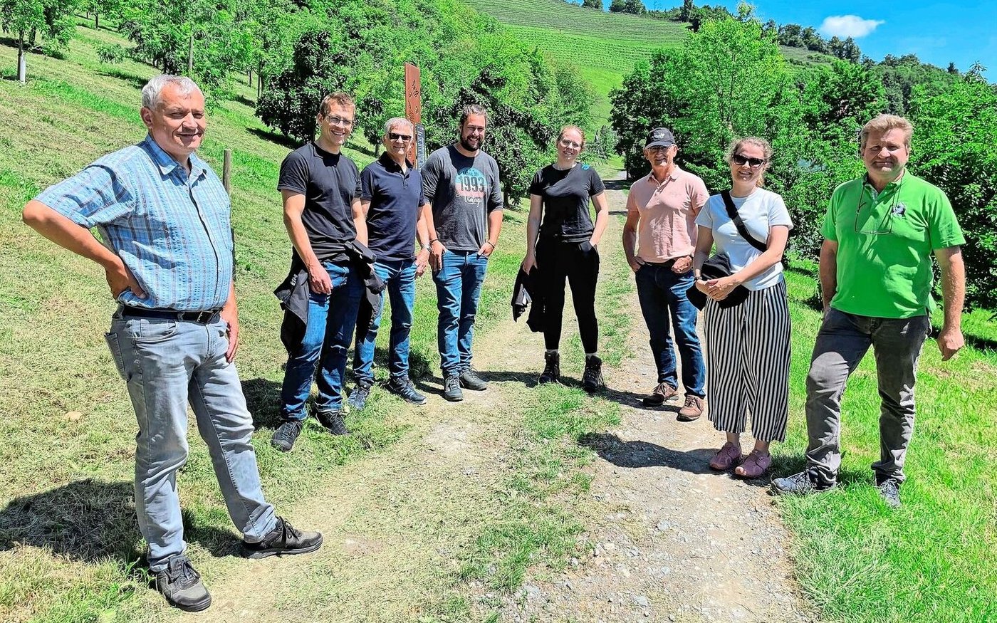 Die Reisegruppe des BBZN und der Lawa in den innovativen Obstkulturen der Fachschule Silberberge.
