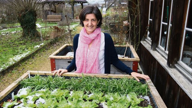 Noch ist der Winter spürbar, doch bereits gedeihen die ersten Salate: Kerstin Zuk im Kursgarten des Ebenrain-Zentrums, das ganzjährig Weiterbildung zum Haus- und Selbstversorgungsgarten anbietet.