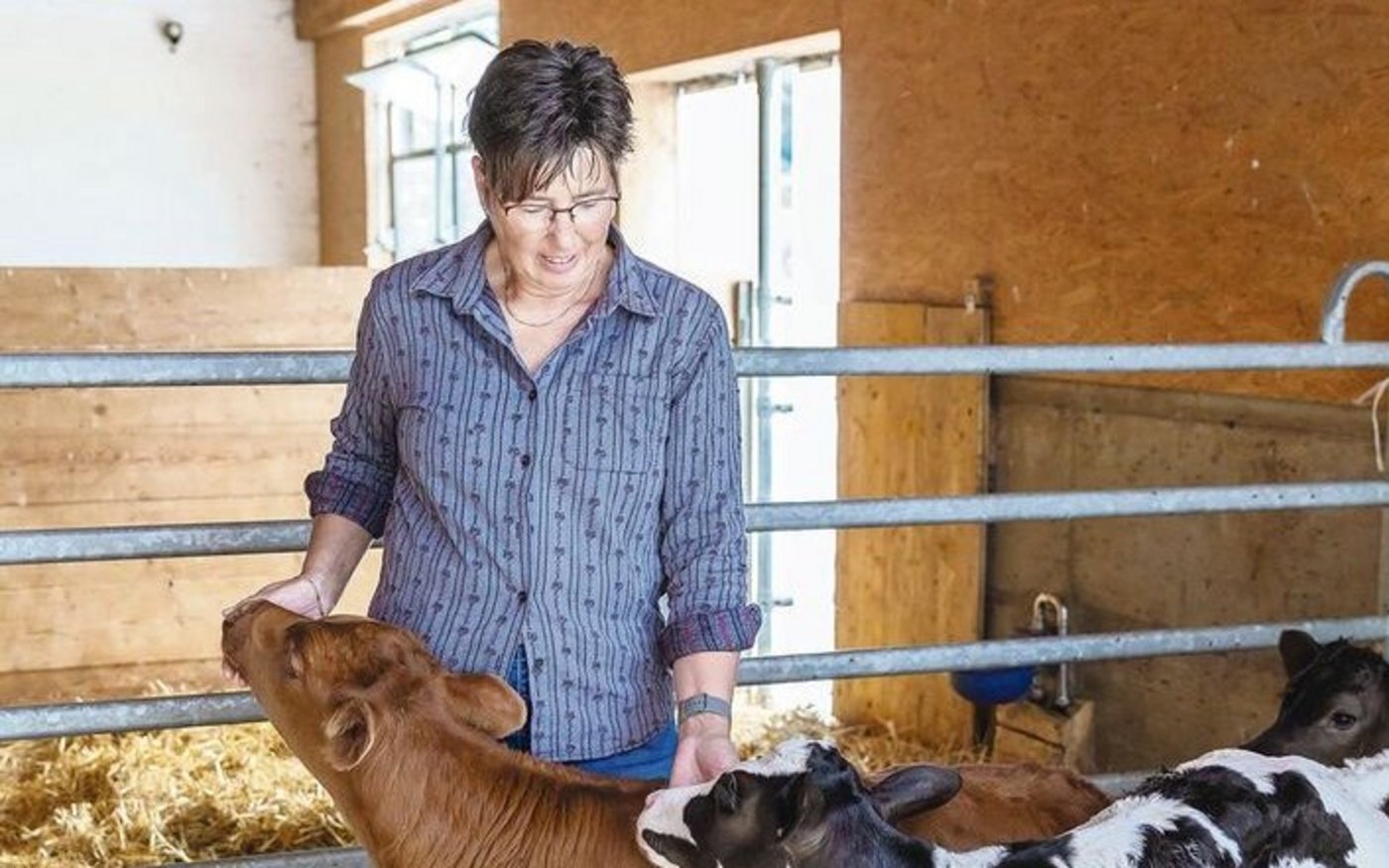 Vielfältige Aufgaben auf dem Landwirtschaftsbetrieb: Unter anderem liegt die Versorgung der Aufzuchtkälber in der Verantwortung von Anita Thommen.