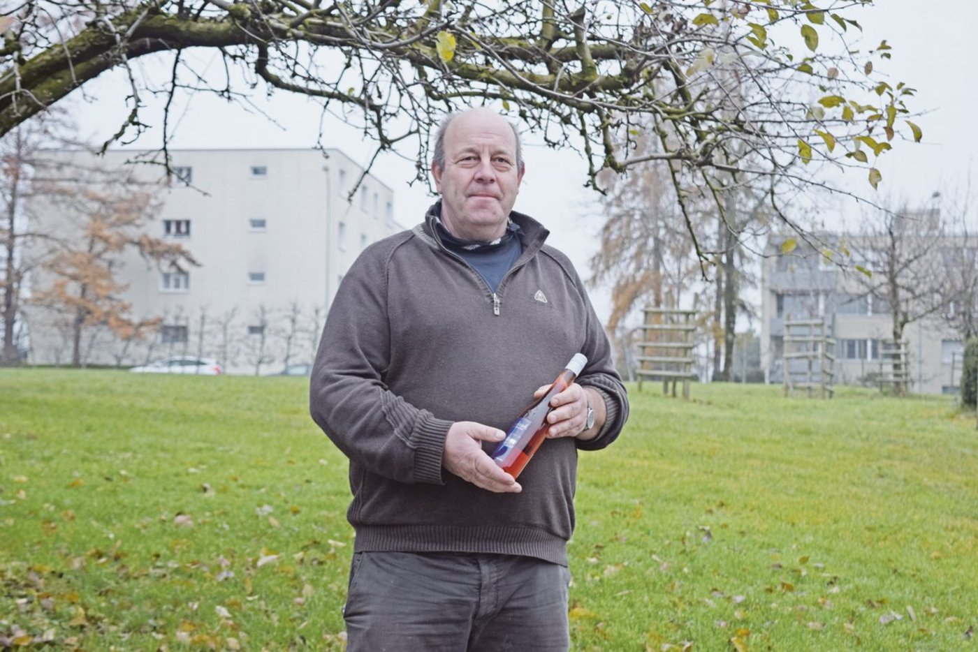Ruedi Daepp betreibt einen vielseitigen Landwirtschaftsbetrieb mit Lohnunternehmen. Wie es sich für einen Hof in Mostindien gehört, wird auch viel Obst angebaut. (Bild sgi)